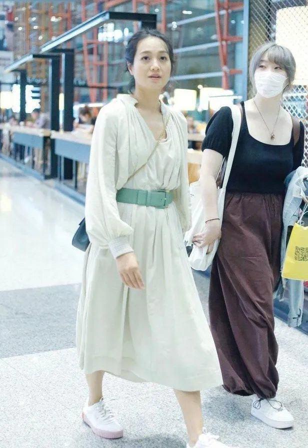 朱丹精緻打扮現身機場，淡綠色裙子扎小辮太少女，臉部憔悴卻減分 娛樂八卦吃瓜 第3张