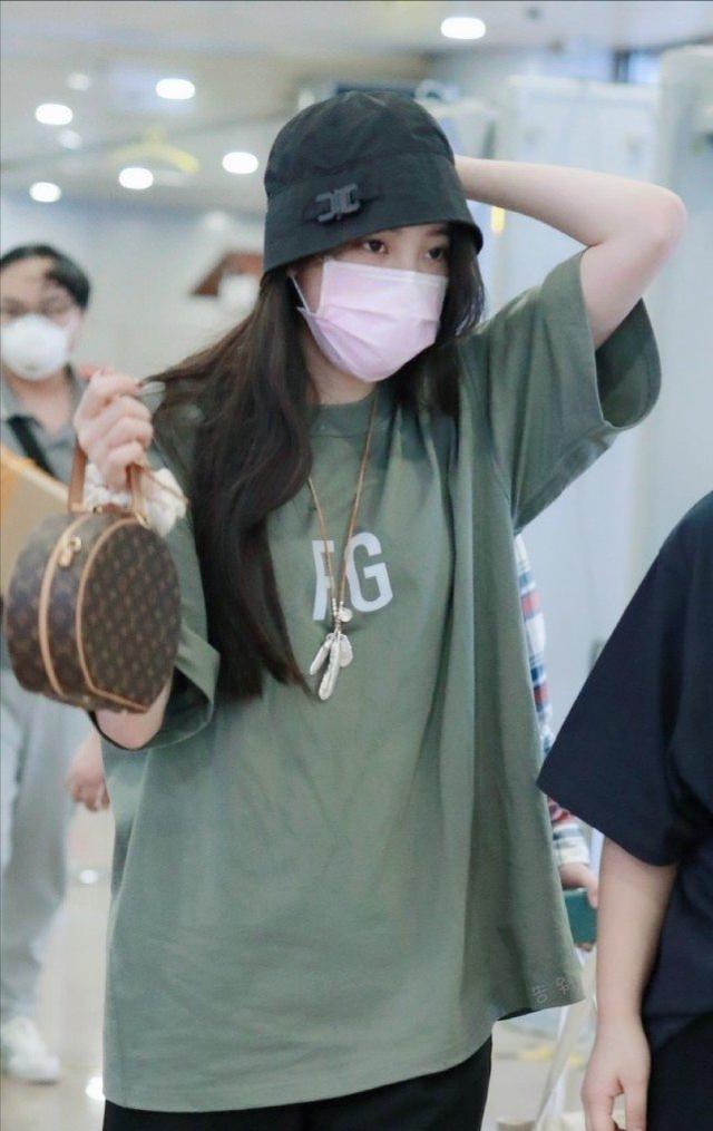 歐陽娜娜機場私服照釋出：穿暗綠T恤搭配高腰闊腿褲，時尚感十足 娛樂八卦吃瓜 第2张
