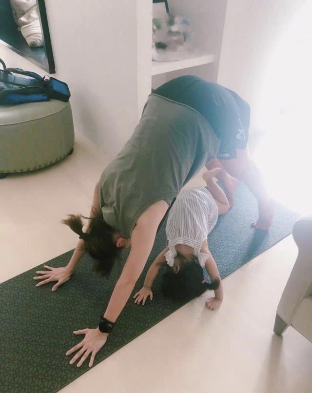 孫燕姿舉辦線上演唱會，清爽音線讓人著迷，穿白T配長褲打扮簡單 娛樂八卦吃瓜 第7张