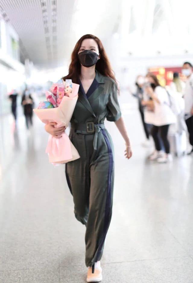 40歲張萌愛上女團風，身穿綠色連體衣扮酷走機場，好身材擋不住 娛樂八卦吃瓜 第3张