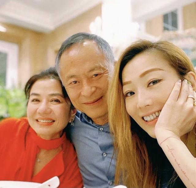 鄭秀文鍾楚紅為友人慶生，61歲鍾楚紅眼角皺紋明顯，不服老不行 娛樂八卦吃瓜 第2张