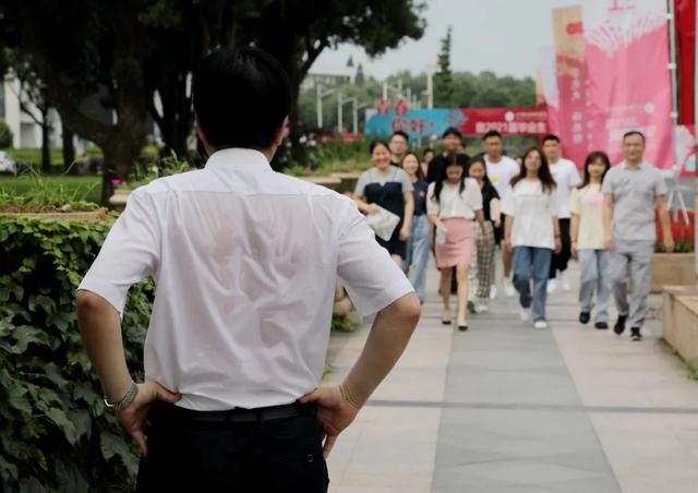毕业季送喜欢的女生什么礼物,送给女生的毕业礼物推荐
