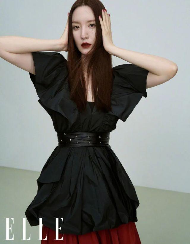 伊能靜、張萌大片曝光，性感穿搭大秀女人味，不愧是「作精姐妹」 娛樂八卦吃瓜 第5张