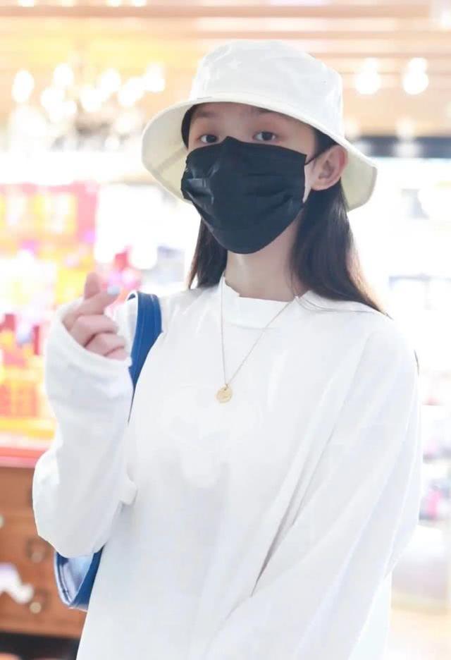 林允甜美穿搭走機場，一身白色套裝宛如仙女，網友：真是白到發光 娛樂八卦吃瓜 第4张