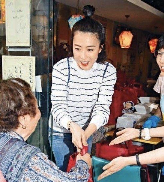 甘比成香港女首富後不忘初心，端午節為孤寡老人獻愛心，人美心善 娛樂八卦吃瓜 第8张