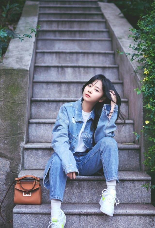 譚松韻拍攝畫報釋出！身穿一身奶油白色連衣裙，溫柔甜美似公主 娛樂八卦吃瓜 第5张