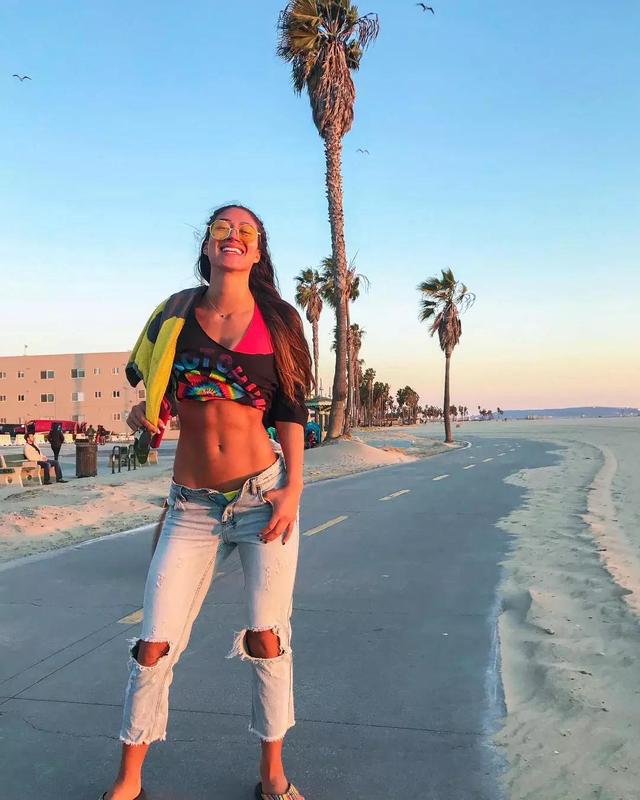 混血網紅KarinaElle身材絕了，六塊腹肌太吸睛，健美身材讓人羨慕 街拍正妹 第8张