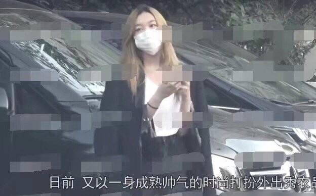 王菲女兒李嫣出街，穿超短褲身披黑色西裝，一頭黃發成熟不像14歲 娛樂八卦吃瓜 第4张