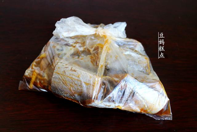 煎帶魚，這方法真是簡單又方便，用油少，不腥還特別入味 熱愛美食 第6张