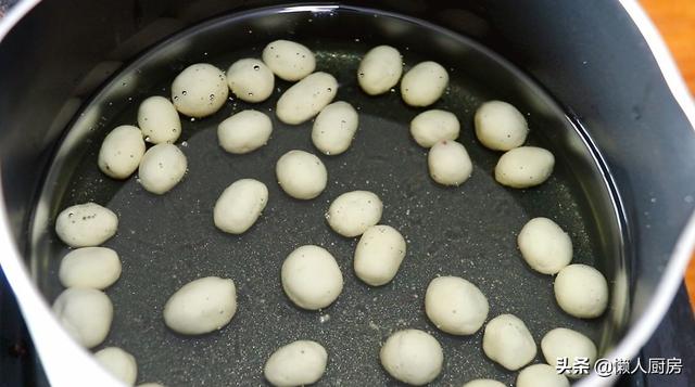 把花生米放入面團里，牢記這2點，花生又香又脆 熱愛美食 第12张