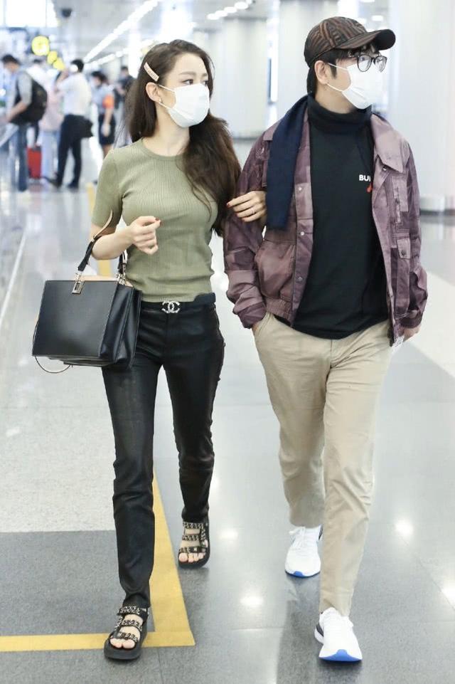 吉娜郎朗現身機場，吉娜罕見低調戴鴨舌帽配口罩，網友：衣服太土 娛樂八卦吃瓜 第7张
