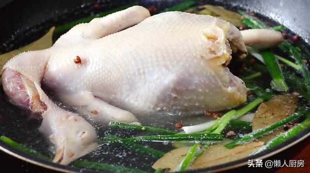 天熱就這樣吃雞肉，這是懶人版家常鹽水雞的做法，學會可以擺攤了 熱愛美食 第14张