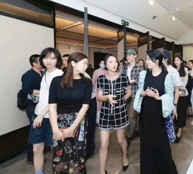 周迅被曝離婚後首露面，心情大好絲毫未受影響，穿連衣裙大秀美腿 娛樂八卦吃瓜 第4张