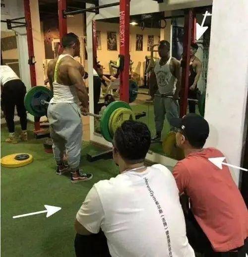 肌肉男健身時暗中較勁：健身房不攀比和公園有什麼區別？ 健身減肥達人 第11张