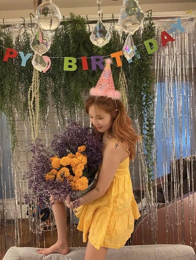 泫雅曬和男友合影照，慶祝28歲生日，穿亮黃色吊帶裙嬌嫩像少女 娛樂八卦吃瓜 第2张