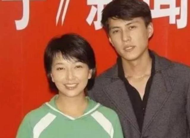 兩次愛上離婚婦女，不顧家人反對娶二婚女，老幹部靳東怎麼也翻車 娛樂八卦吃瓜 第13张