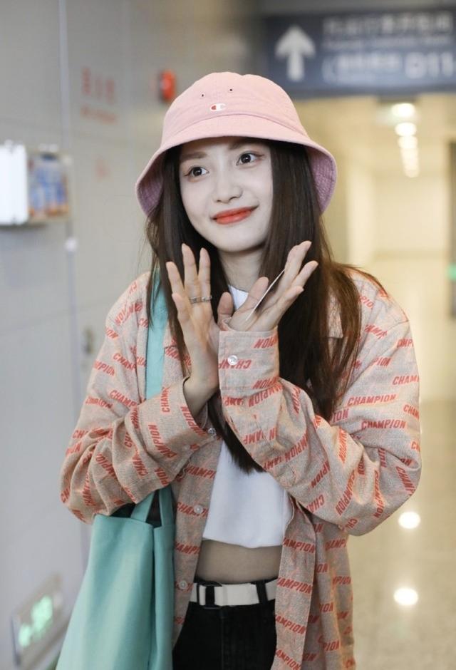 女企業家林小宅現身機場，明顯發福臉變圓，網友：和明星還是有壁 娛樂八卦吃瓜 第1张