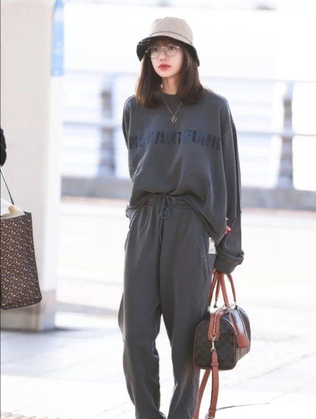 Lisa私服街拍照太吸睛，身穿一身灰色休閒裝，真是隨性又慵懶 娛樂八卦吃瓜 第4张