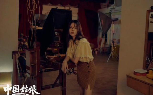 鍾楚曦主題大片曝光，穿棋盤裙配「包租婆」發型，復古時髦太吸睛 娛樂八卦吃瓜 第5张