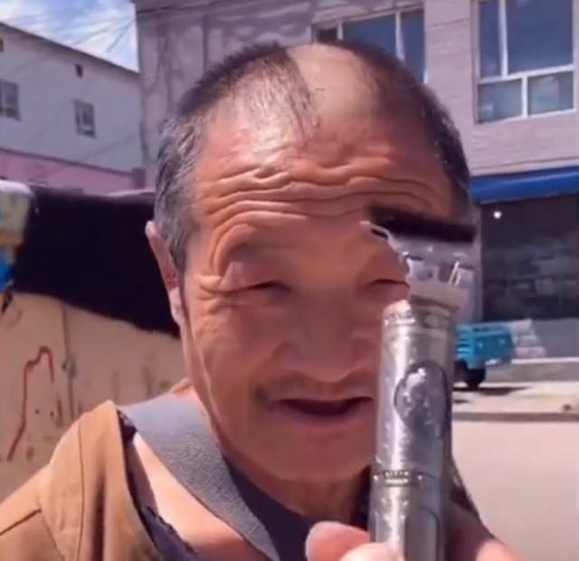 浙江一男子宣传理发器，路过的大爷全部变成光头，小表情引人爆笑 全球新闻风头榜 第2张