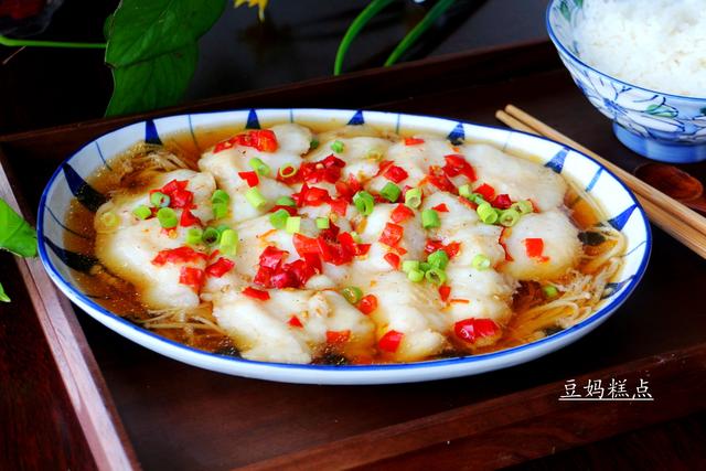 天熱，學會懶人版剁椒魚的做法，蒸10分鍾上桌，冷了都下飯 熱愛美食 第7张