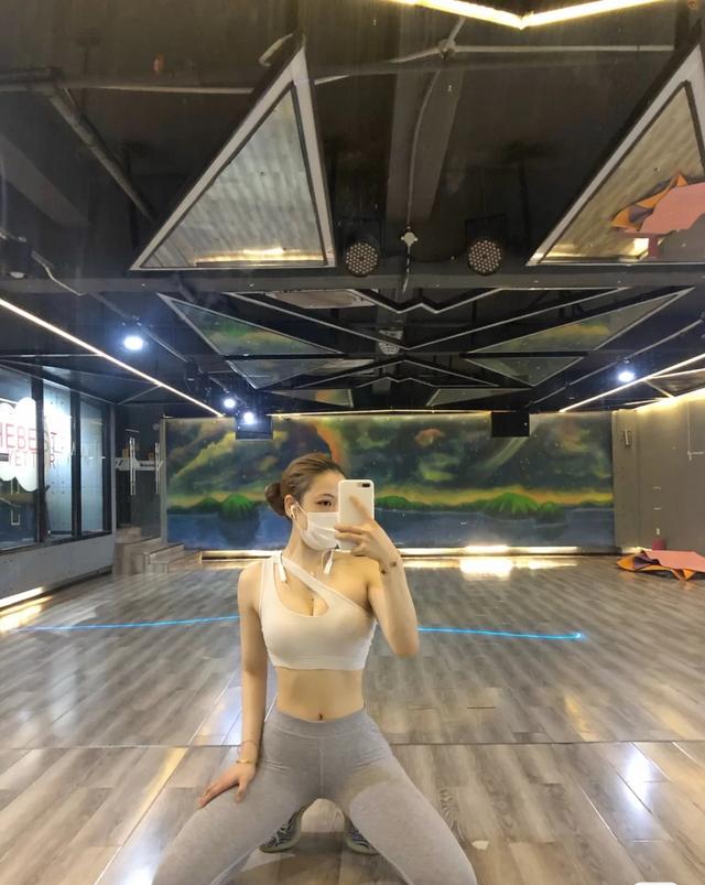 蜂腰蜜臀+小鳥臂，江西女私教曲線身材讓人羨慕，纖細手臂有訣竅 健身減肥達人 第2张