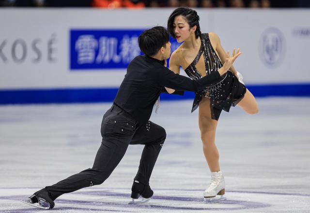 “花滑女神”胸部深情一吻：太激动吻错位置！网友：搁谁都扛不住 送女朋友