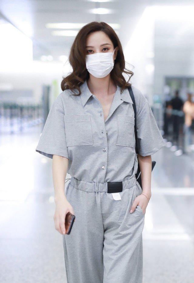 39歲鄭希怡現身機場，穿連體褲休閒卻不失霸氣，不愧是酷帥姐姐 娛樂八卦吃瓜 第5张
