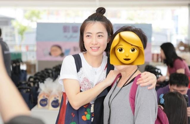 香港女首富甘比暴富後活成少女，扎蘋果頭超減齡，日常就是做公益 娛樂八卦吃瓜 第1张