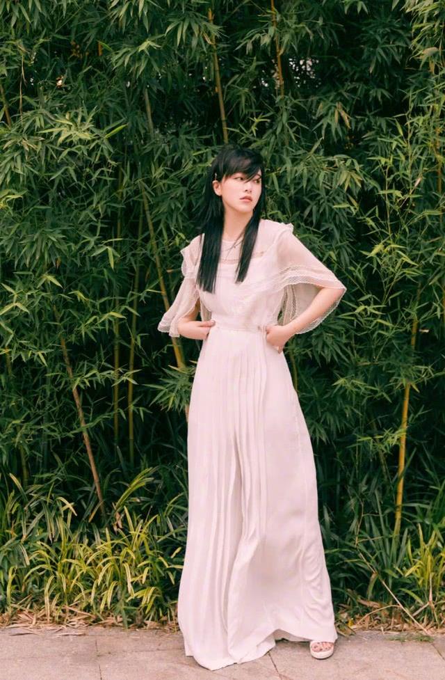 闞清子長發太美！白色收腰連衣裙氣質優雅甜美，一改以往帥氣風 娛樂八卦吃瓜 第1张