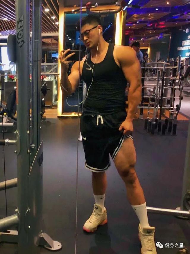 重慶「肌肉巨無霸」小哥，肌肉線條清晰，又酷又man，帥到飛起 健身減肥達人 第2张