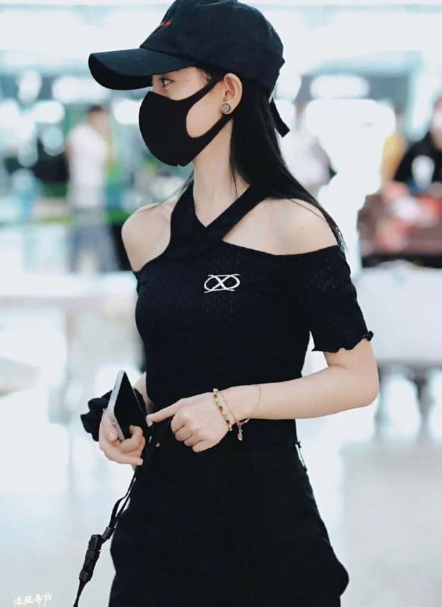 鞠婧禕不再扮嫩，穿一身黑色look走機場，體型瘦小像「大頭娃娃」 娛樂八卦吃瓜 第4张