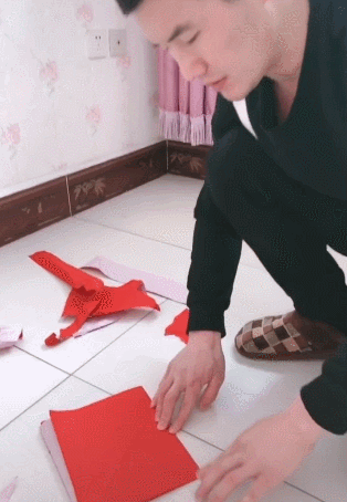 今年情人节送什么好“嘎子哥”送老婆情人节惊喜礼物，雪地上表达爱意，妻子