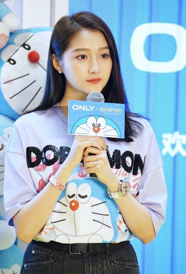 「國民閨女」關曉彤胖不少！為品牌站台生圖曝光，發福臉胖太吃虧 娛樂八卦吃瓜 第3张