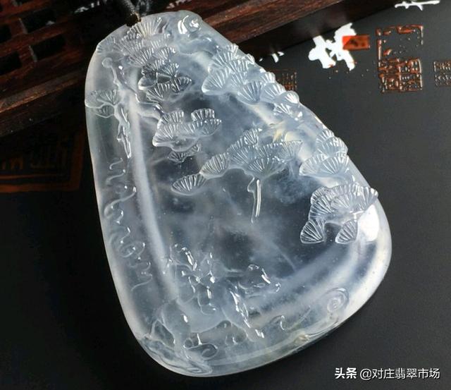 圣诞节送什么寓意的翡翠饰品做礼物？愿所有平安夜，都如意吉祥 女朋友生日