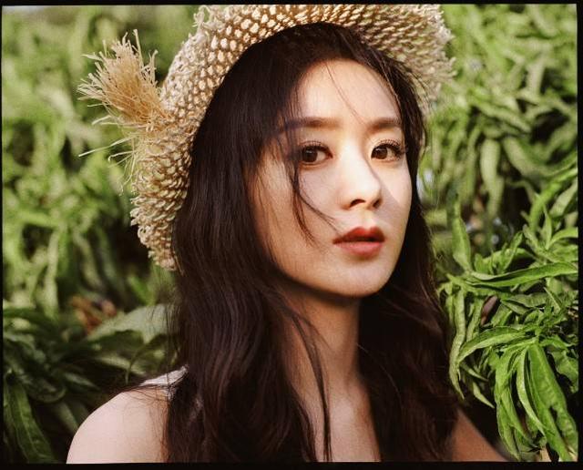 趙麗穎時尚大片曝光：穿花朵連體衣化身精靈女孩，減齡十足哪像32 娛樂八卦吃瓜 第3张