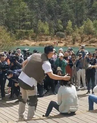 何超蓮竇驍牽手走機場，兩人越來越高調，春夏季穿羽絨服真任性 娛樂八卦吃瓜 第6张