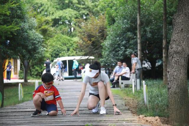 唐一菲帶娃做公益，穿運動裝很美，5歲兒子凌聽體型比媽媽還壯實 娛樂八卦吃瓜 第2张