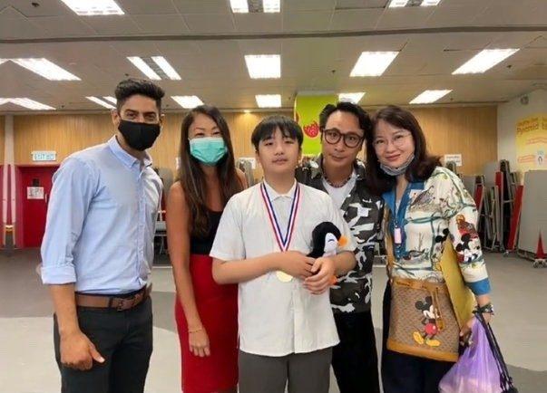 吳鎮宇兒子費曼小學畢業！一家三口參加畢業典禮，費曼胖的大變樣 娛樂八卦吃瓜 第8张