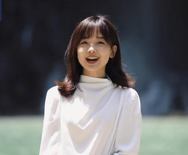 「最美女記者」王冰冰再次俘獲人心！穿湘西服飾宣揚文化，太養眼 娛樂八卦吃瓜 第6张