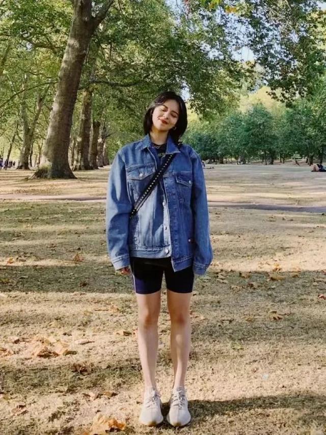 34岁杨幂近照显疲态，次次艳压00后小花