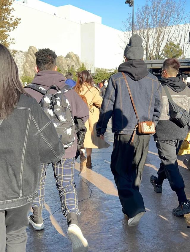 肖战被曝去某摄制组探班,请了工作员喝奶茶