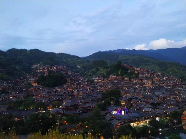 千户苗寨旅游攻略详细，西江千户苗寨最详细游玩攻略（西江千户苗寨到底值不值得去）