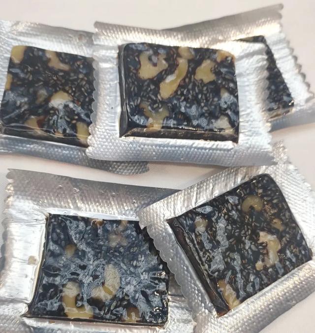 明日这一相亲活动,听说有上百人,你得和我去,做为亲友,我真的