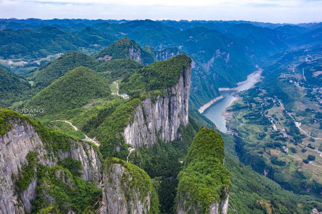 天山神秘大峡谷地貌特征，北纬30度上的大峡谷