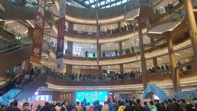 明日这一相亲活动,听说有上百人,你得和我去,做为亲友,我真的