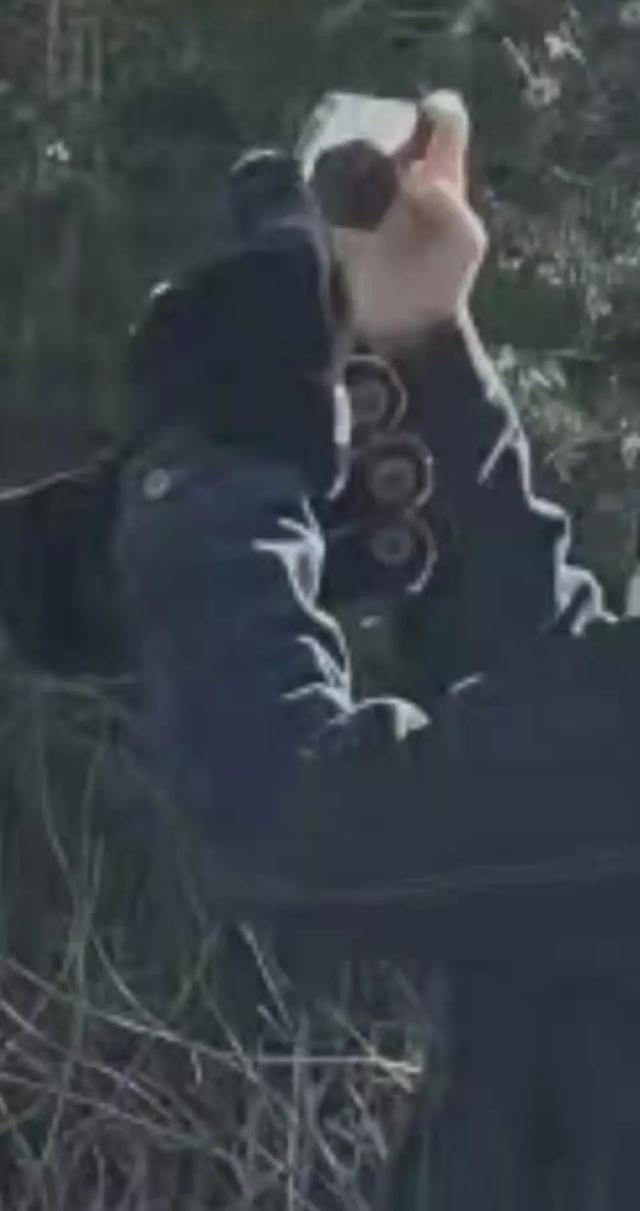 肖战被曝去某摄制组探班,请了工作员喝奶茶