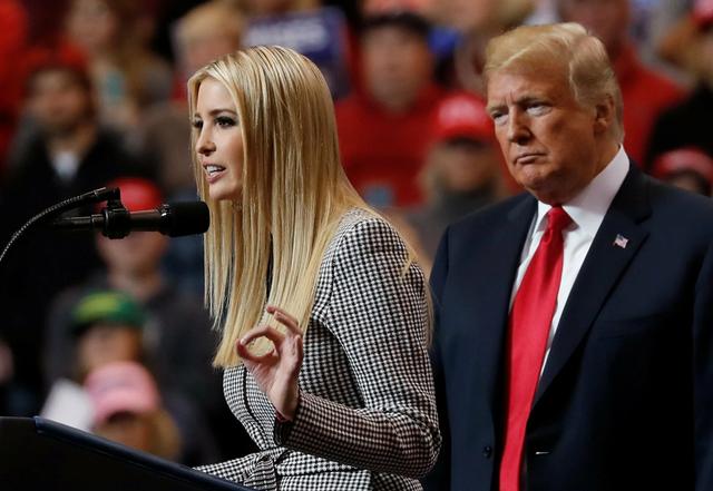 伊万卡·特朗普，被丈夫紧紧抱在怀中