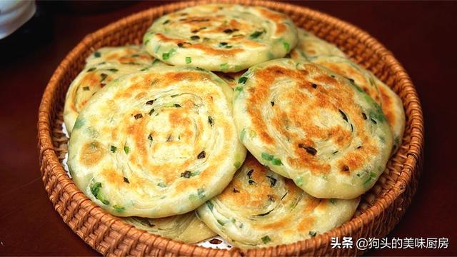 如何做出的葱油饼又香又好吃，家常葱油饼这样做才好吃