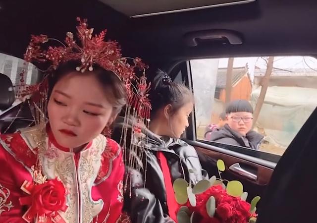 河南一男孩送姐姐出嫁，两人眼含泪水不忍对视，跟车场面让人动容 全球新闻风头榜 第1张